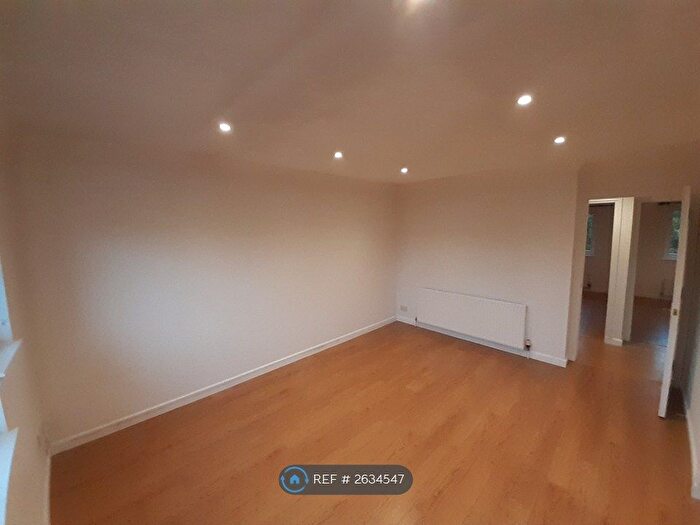 2 Bedroom Flat To Rent In Burnvale, Livingston, EH54