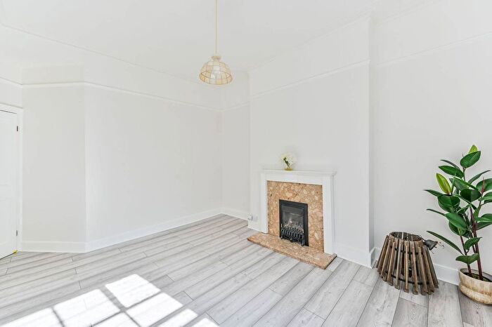 2 Bedroom Flat To Rent In Albert Square, Oval, London, SW8