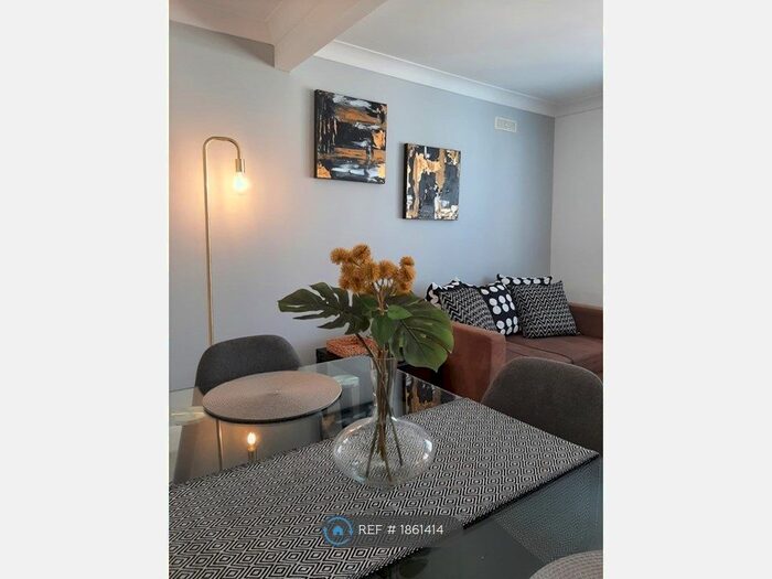 2 Bedroom Flat To Rent In The Coach House, Ramsgate, CT11