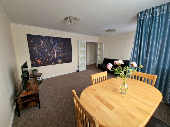 3 Bedroom Apartment To Rent In Bowes Road, London, N11