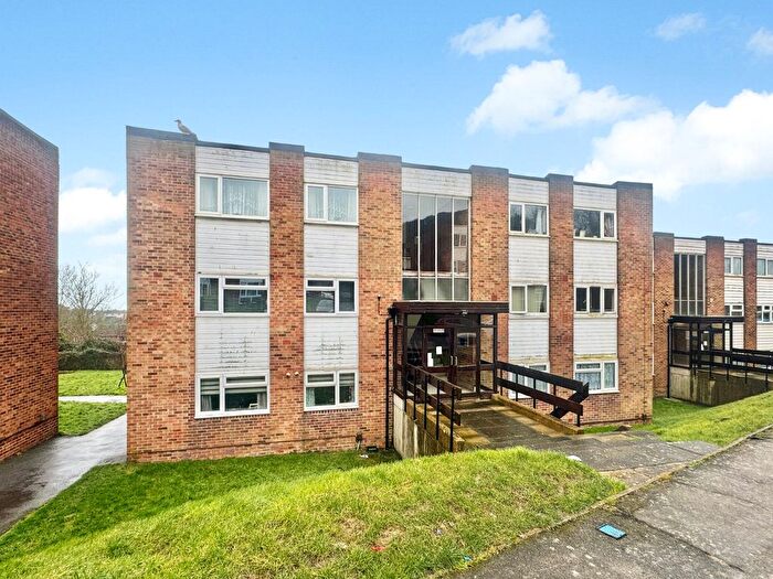 2 Bedroom Flat For Sale In Holywell Avenue, Folkestone, Kent, CT19