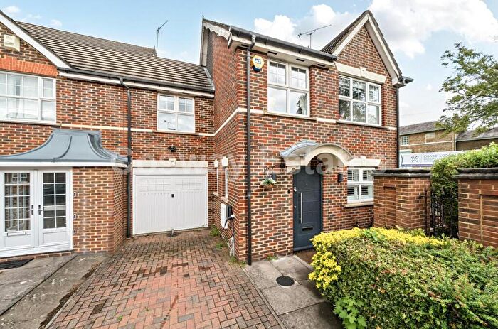 4 Bedroom House To Rent In Sebergham Grove, Mill Hill, NW7