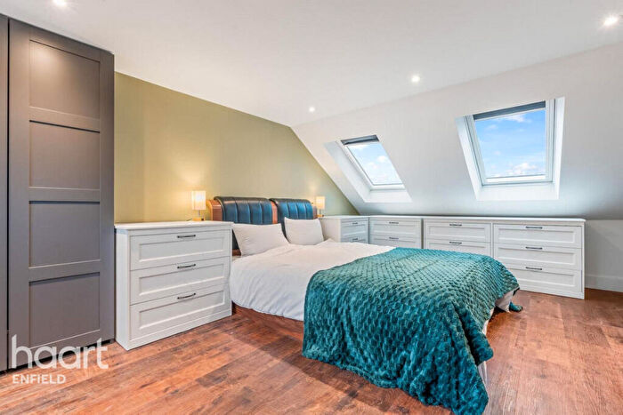 6 Bedroom Semi-Detached House To Rent In Hampden Way, London, N14