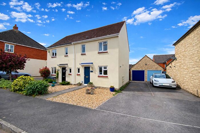 3 Bedroom House For Sale In Poppy Close, Calne, SN11