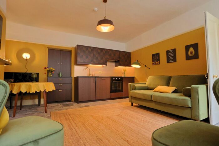 2 Bedroom Flat To Rent In Basement Flat, Caledonia Place, Bristol, BS8