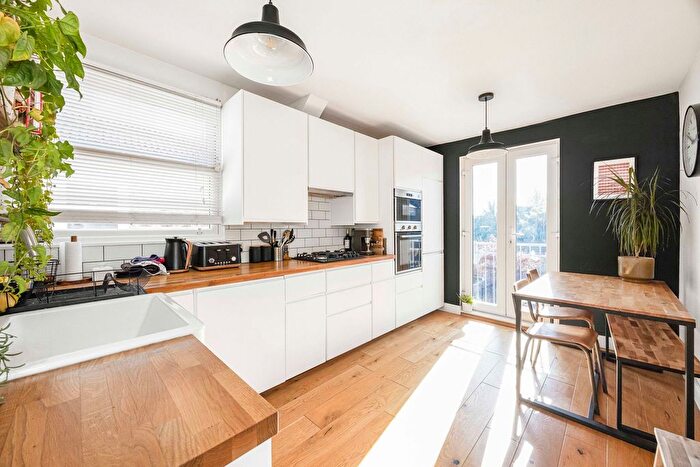 2 Bedroom Flat For Sale In Dawlish Road, London, E10