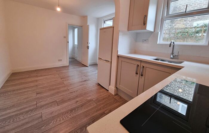 1 Bedroom Flat To Rent In Dingwall Road, Earlsfield, Wandsworth, SW18
