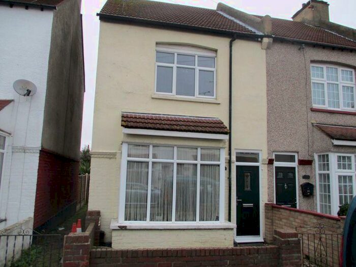 2 Bedroom End Of Terrace House To Rent In Wellington Avenue, Westcliff-On-Sea, SS0
