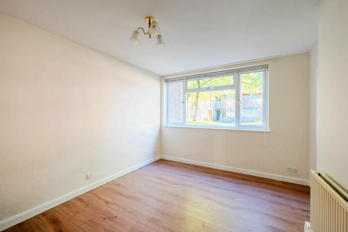 3 Bedroom Maisonette To Rent In Dowdeswell Close, Barnes, London, SW15