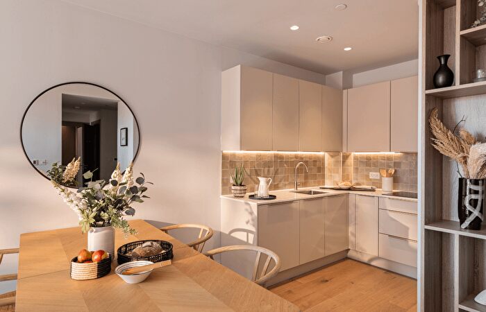 2 Bedroom Flat For Sale In Civic Avenue, Hammersmith, London, W6
