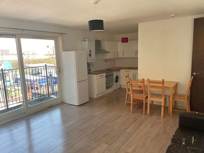 3 Bedroom Flat To Rent In Rollins Street, London, SE15