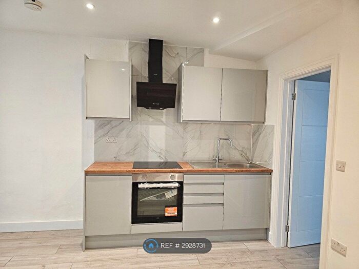 2 Bedroom Flat To Rent In Hoe St, London, E17