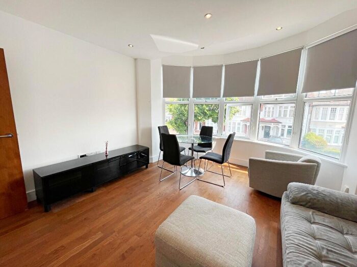 3 Bedroom Maisonette To Rent In The Rise, London, N13