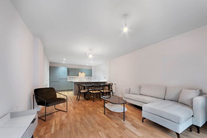 3 Bedroom Flat To Rent In The Oakwood, Green Lanes, N15