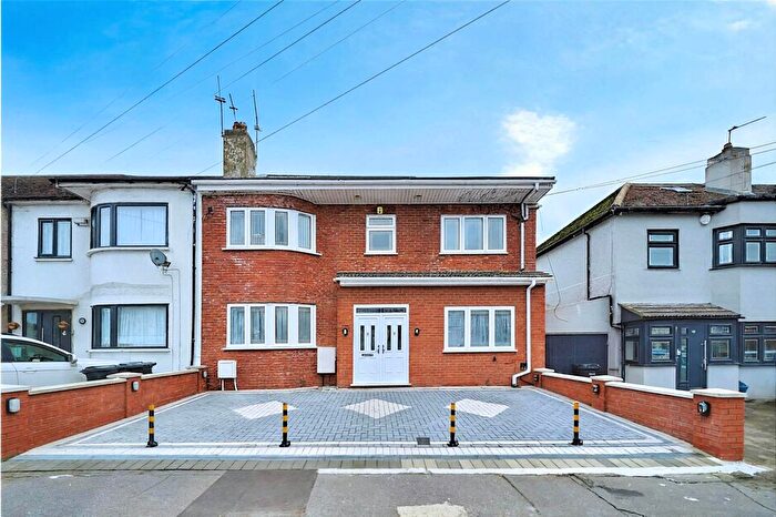 8 Bedroom Terraced House For Sale In Leyswood Drive, Ilford, IG2