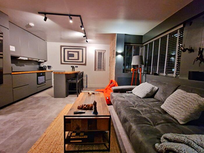 2 Bedroom Flat To Rent In Woodstock Avenue, London, NW11