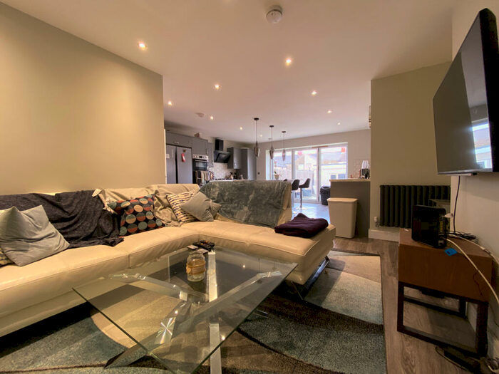 6 Bedroom Terraced House To Rent In Laytonia Avenue, Heath, CF14