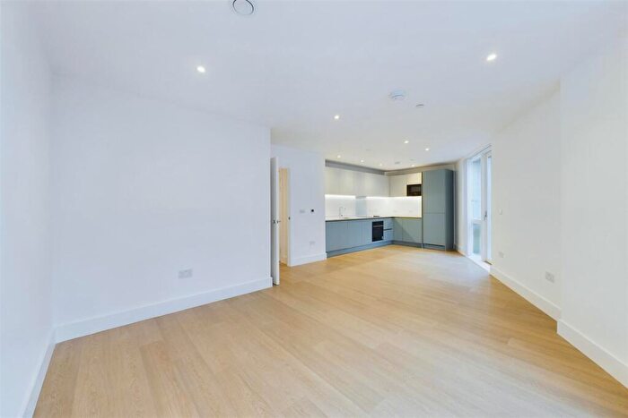 2 Bedroom Flat To Rent In Herne Hill Road, London, SE24