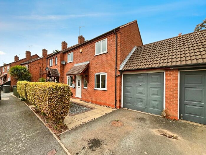 3 Bedroom Semi-Detached House For Sale In Deacon Road, Leicester, LE4