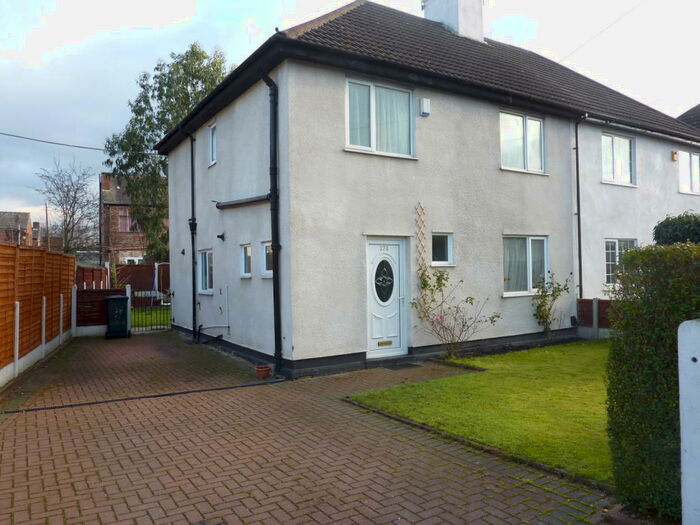 4 Bedroom Semi-Detached House To Rent In Parrs Wood Road, Didsbury, M20