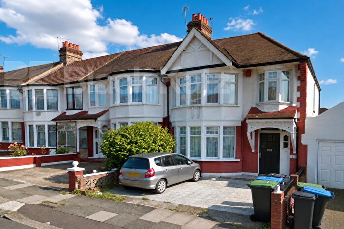 5 Bedroom Flat To Rent In Berkshire Gardens, Bounds Green, N13