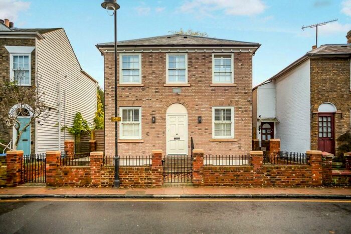 Flat To Rent In South Road, Faversham, Kent, ME13