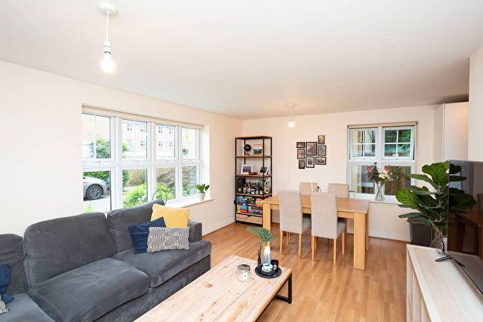 2 Bedroom Flat To Rent In Hurst Court Df, Watford, WD17