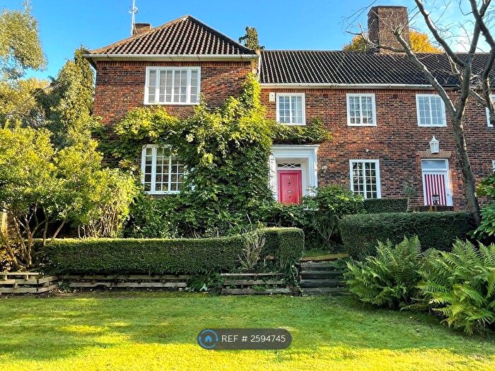 4 Bedroom Semi-Detached House To Rent In Bunkers Hill, London, NW11