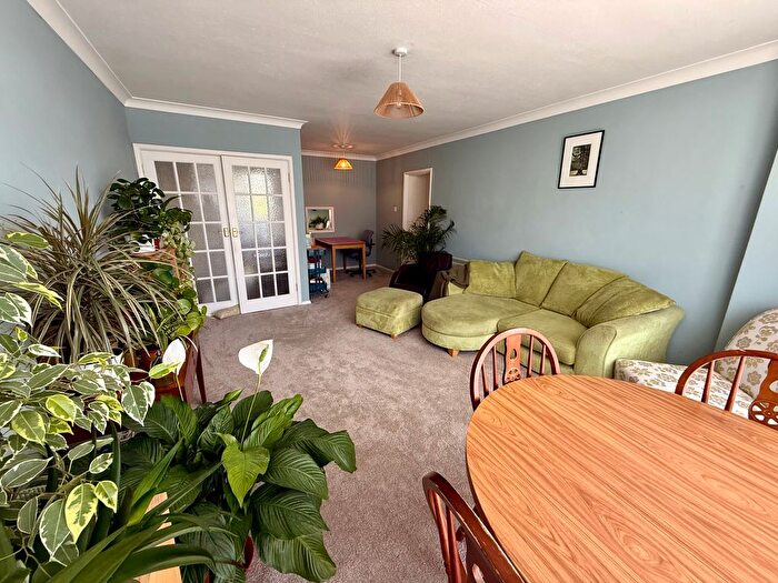 3 Bedroom Flat To Rent In St. Annes Road, Eastbourne, BN21