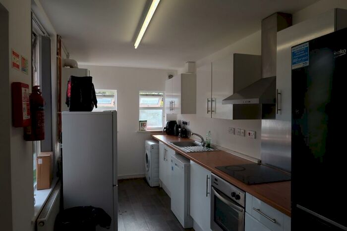 5 Bedroom Terraced House To Rent In Cycle Road, Nottingham, NG7