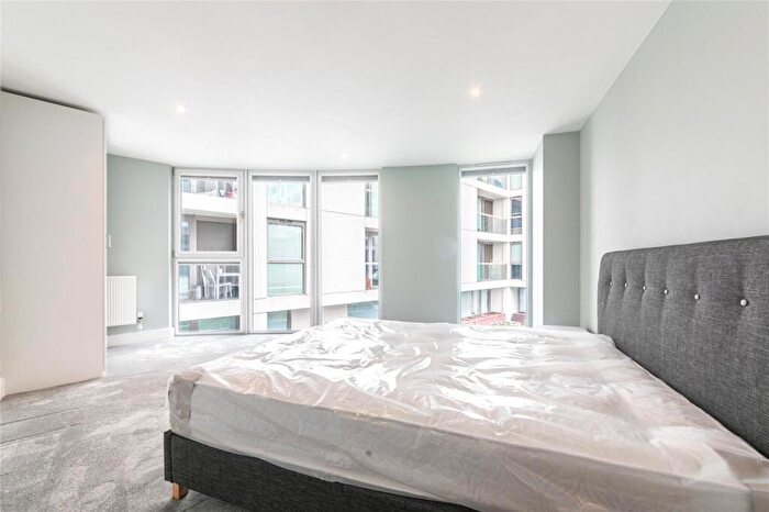 2 Bedroom Apartment To Rent In Trinity Tower, Quadrant Walk, Canary Wharf, London, E14