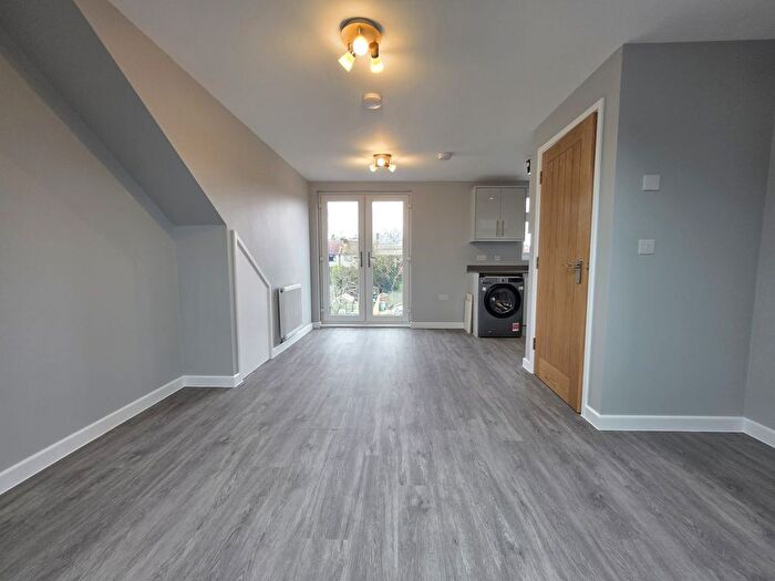 3 Bedroom Maisonette To Rent In Elm Park Gardens, South Croydon, CR2