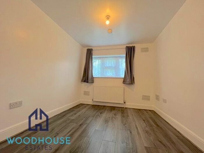 Studio To Rent In Woodland Road, London, N11