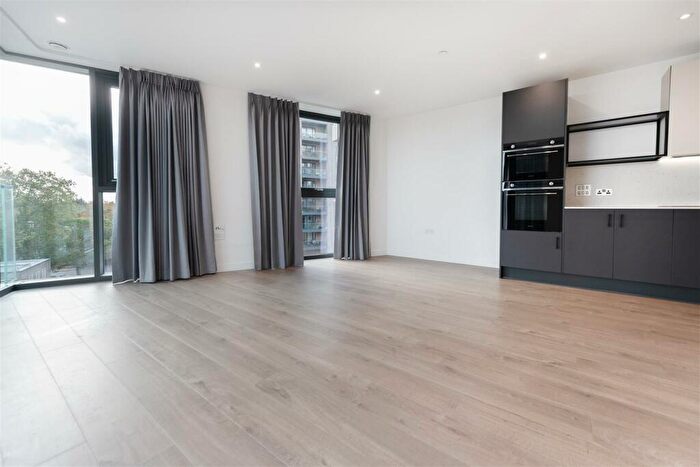 2 Bedroom Apartment To Rent In Coster Avenue, Hackney, N4