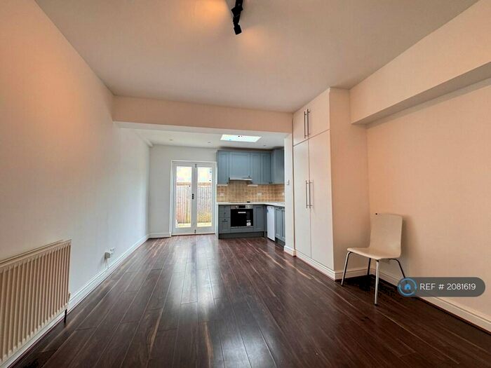 Studio To Rent In Park Parade, London, NW10