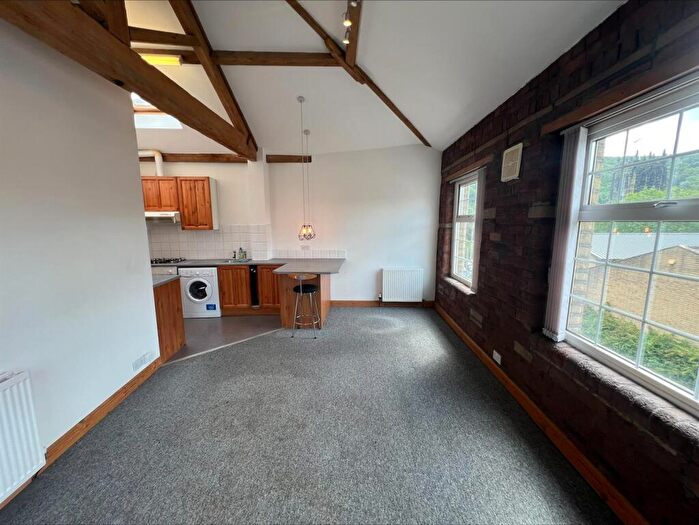 1 Bedroom Flat To Rent In Kings Apartments, Winding Road, Halifax, HX1
