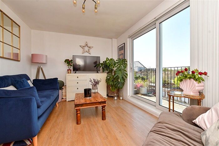 1 Bedroom Flat For Sale In Lavender Avenue, Worcester Park, Surrey, KT4