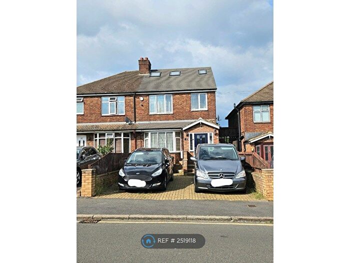 5 Bedroom Semi-Detached House To Rent In Capron Road, Luton, LU4
