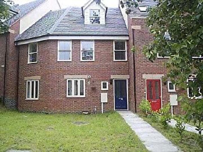 3 Bedroom Town House To Rent In High Street South, Rushden, NN10