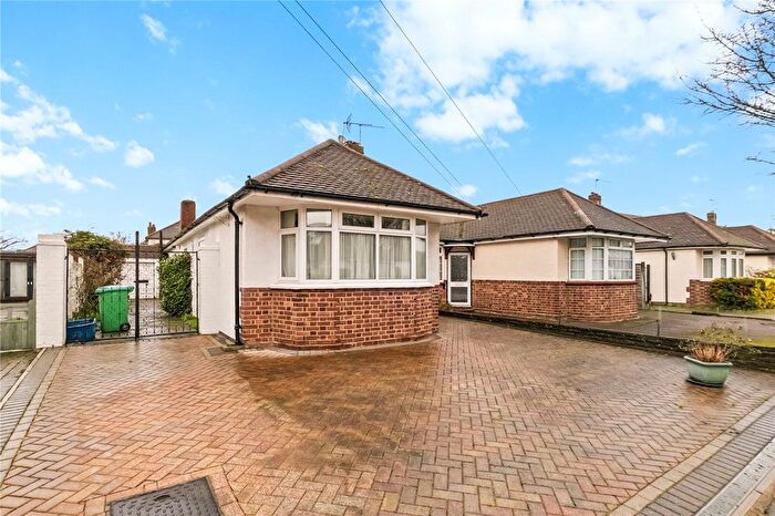 3 Bedroom Semi-detached House For Sale In Lime Grove, Twickenham, TW1