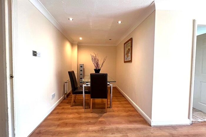 4 Bedroom House To Rent In Swansea Court, E16