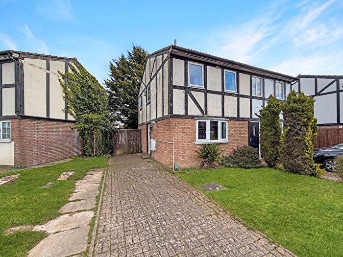 2 Bedroom Semi Detached House For Sale In Beanley Close, Luton, LU2