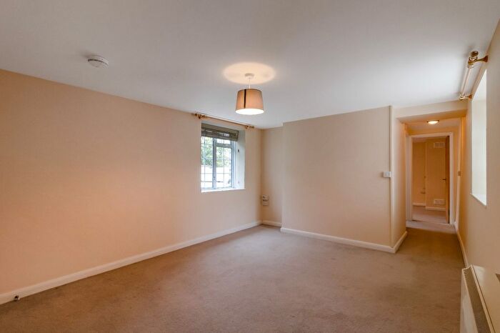 1 Bedroom Flat To Rent In Barton Court, Gloucester Street, Cirencester, GL7