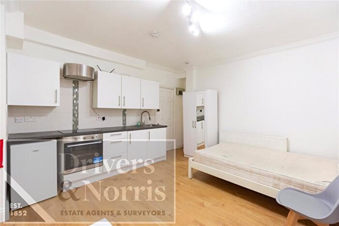 Apartment To Rent In Eversholt Street, Camden, London, NW1