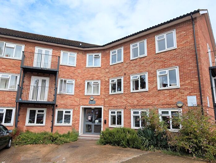 2 Bedroom Apartment To Rent In Bishopric, Horsham, RH12