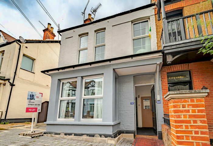 2 Bedroom Flat To Rent In Beach Avenue, Leigh-on-Sea, Essex, SS9