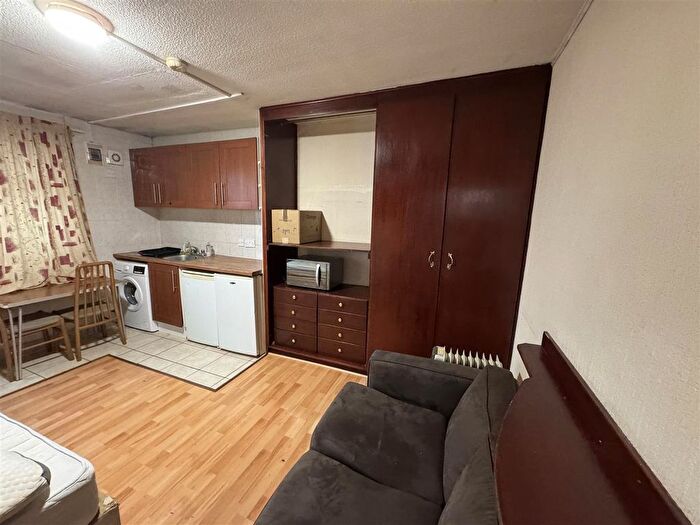 Studio To Rent In Broad Walk, Heston, Hounslow, TW5