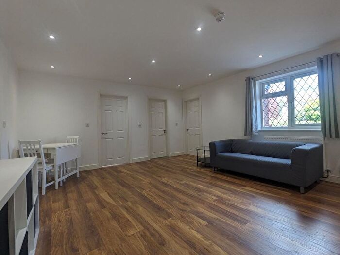 2 Bedroom Flat To Rent In Longmore Road, Solihull, B90