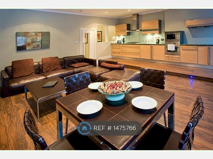 2 Bedroom Flat To Rent In High Street, Edinburgh, EH1