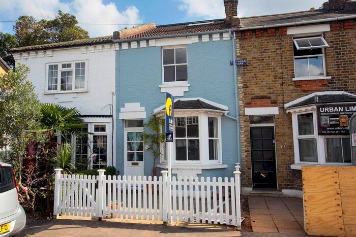 3 Bedroom Detached House To Rent In New Road, Richmond, Surrey, Uk, TW10